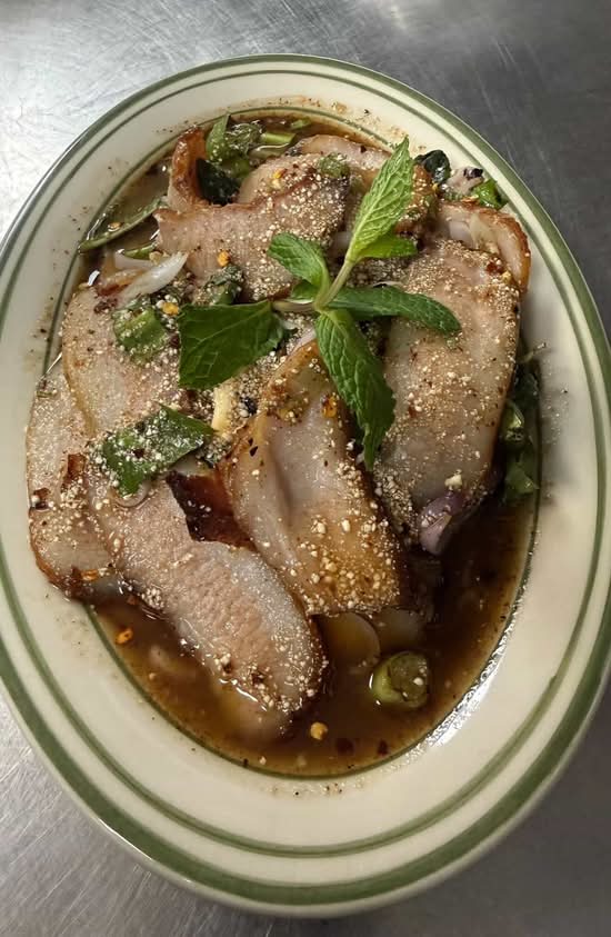 Grilled pork jowls salad (Nam Tok Kor Moo) | น้ำตกคอหมูย่าง | 烤猪颈肉沙拉